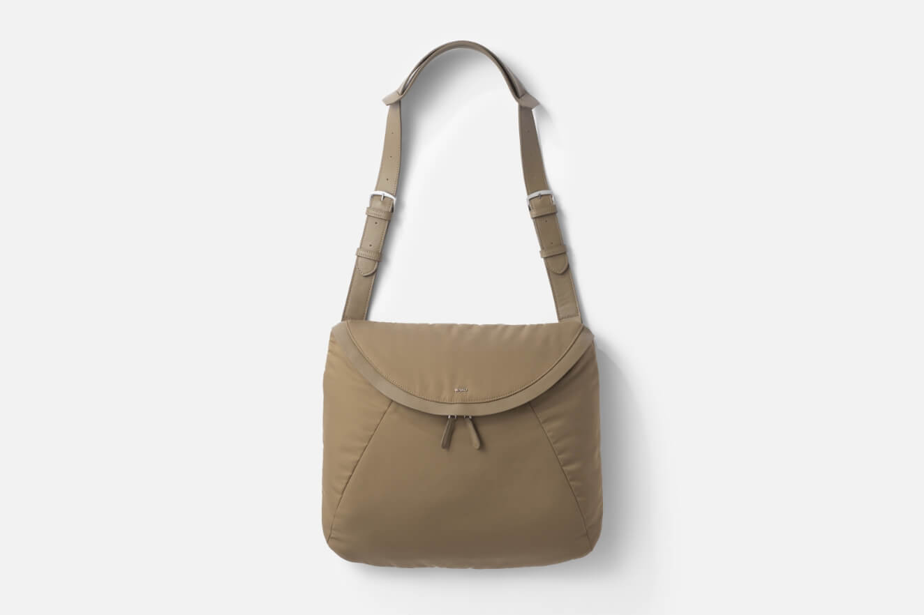 ⼤⼈の装いにマッチする“MANACO”のナイロンバッグ｜ WAKO INDEX 225