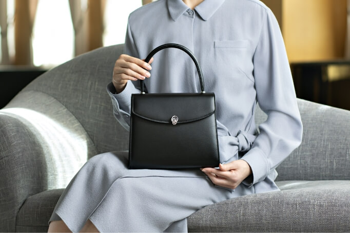 観劇、春の学校行事におすすめ 和光のフォーマルバッグは機能的で美しい