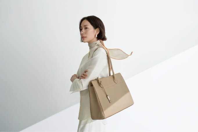 「マウロ・ゴベルナ」との新作コラボレーションに注目 マルチに進化した新作バッグ