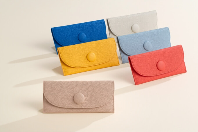 必要なものをすっきりと収納できます スリムになった「MANACO」の長財布