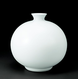時計塔80年記念 井上萬二白磁展─名陶無雑─ | 展覧会のご案内
