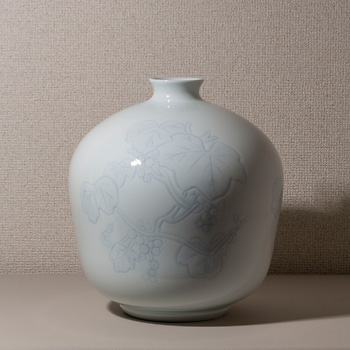 井上萬二 白磁彫文壷 白磁 椿 花 壺 陶芸 花瓶 花咲く工芸 -